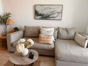King bed and kitchen aptm Miami